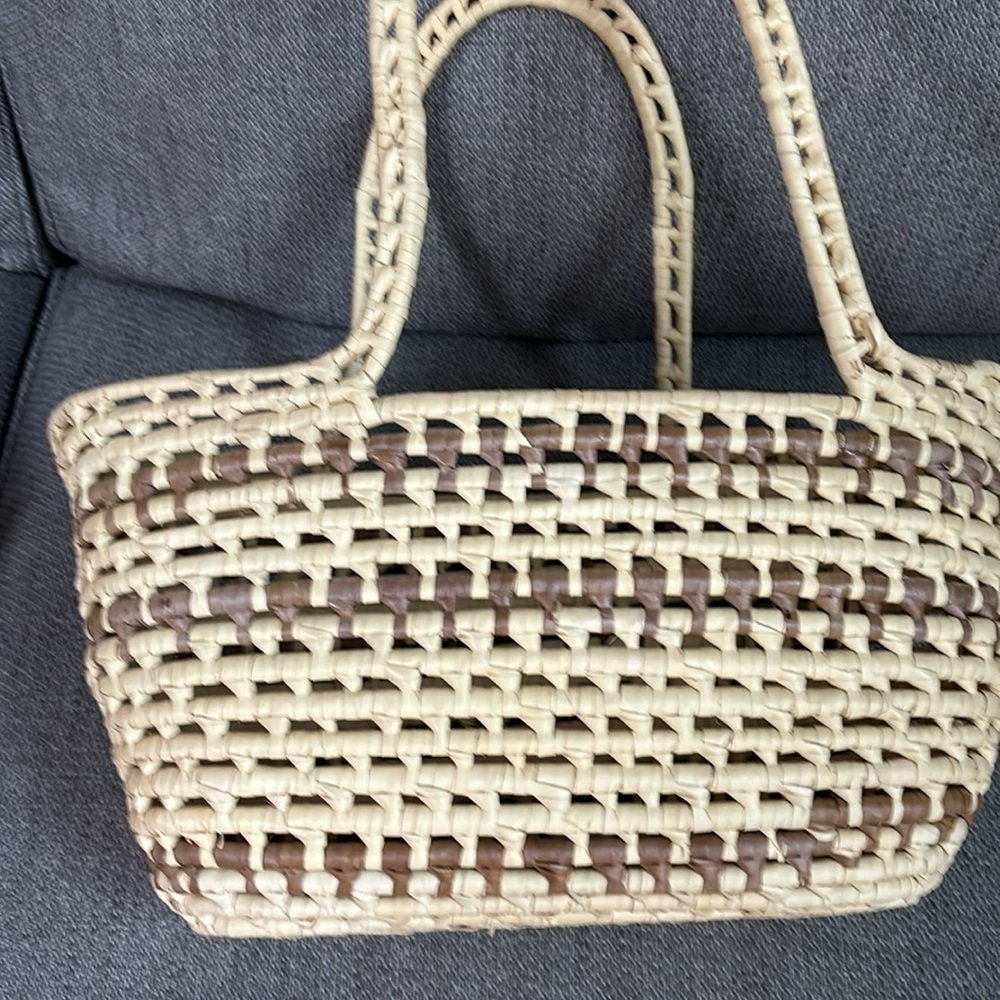 Handwoven basket handle tote with oval basket - Picture 3 of 9
